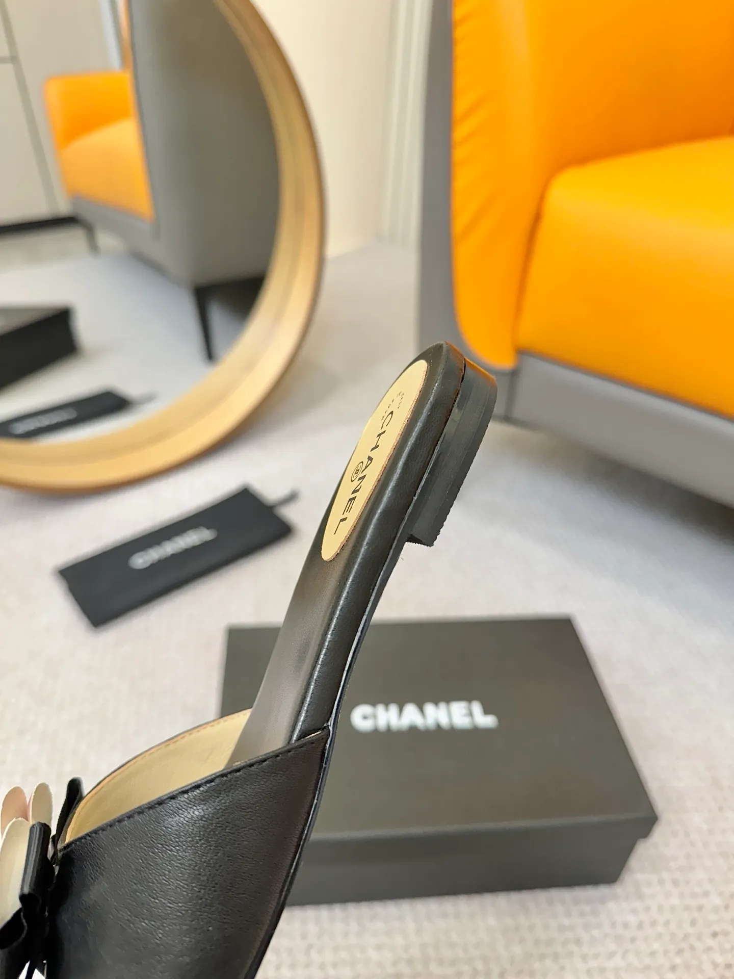 👟👟Ex-factory price 440👟👟 CHANEL Xiaoxiang ss25P new spring and summer thick-soled camellia slippers CHANE*｜Xiaoxiang ss25P new spring and summer thick-soled camellia slippers series! This season’s camellia series is really beautiful😍Grandma Xiang’s family has always been elegant and ladylike, full of high-end looks! It’s very nice on the feet~Whether it’s worn barefoot or paired with skirts or trousers, it’s very versatile! Incomparably beautiful! Especially fairy🧚overwhelmingly girly‼ Number of yards: 35-40 yards